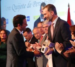 Don Felipe entrega el XXXIV Premio Internacional de Periodismo Rey de España, en la categoría de Televisión, al mexicano Carlos Loret de Mola